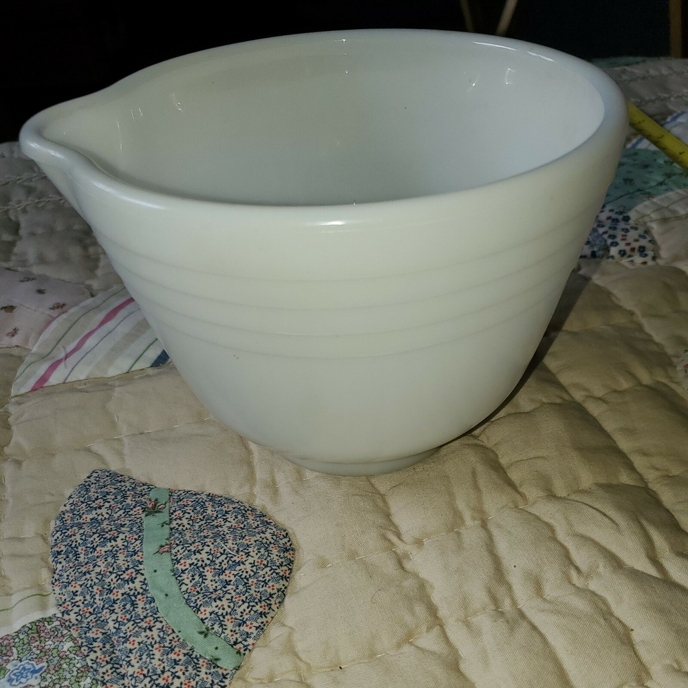 Hamilton Beach WHITE RIBBED MIXING BOWL WITH SPOUT NO 3 Racine Wisconsin 6+ inch